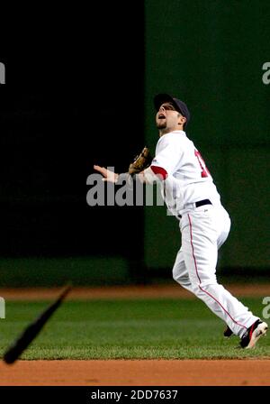 KEIN FILM, KEIN VIDEO, KEIN TV, KEINE DOKUMENTATION - Boston Red Sox zweiter Baseman Dustin Pedroia bekommt unter einem Pop-up aus der Fledermaus von Cleveland Indian's Grady Sizemore in der ersten Inning während Spiel 7 der American League Championship Series am 21. Oktober 2007, Im Fenway Park in Boston, MA, USA. Foto: Phil Masturzo/Akron Beacon Journal/MCT/Cameleon/ABACAPRESS.COM Stockfoto