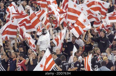 KEIN FILM, KEIN VIDEO, KEIN TV, KEINE DOKUMENTATION - D.C. United Fans winken District of Columbia Flaggen und feuern das Team während eines MLS-Spiels gegen den FC Toronto am 26. September 2007 im RFK Stadium in Washington, DC, USA an. Foto von Chuck Myers/MCT/ABACAPRESS.COM Stockfoto