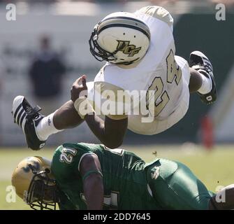 KEIN FILM, KEIN VIDEO, KEIN Fernsehen, KEINE DOKUMENTATION - University of Central Florida Rückstand Kevin Smith (24) wird von South Florida Defensive Back Trae Williams (21) als No. 5 South Florida schlug Central Florida 64-12 im Raymond James Stadium in Tampa, FL, USA am 13. Oktober 2007. Foto von Gary W. Green/Orlando Sentinel/MCT/Cameleon/ABACAPRESS.COM Stockfoto