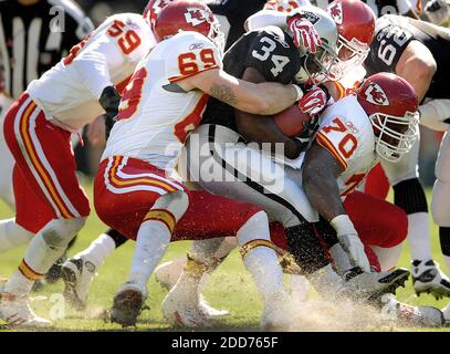 KEIN FILM, KEIN VIDEO, KEIN Fernsehen, KEIN DOKUMENTARFILM - Oakland Raiders läuft zurück Lamont Jordan ist von der Verteidigung der Kansas City Chiefs gefesselt. Die Chiefs besiegten die Raiders 12-10 am McAfee Coliseum in Oakland, Kalifornien am Sonntag, 21. Oktober 2007. Foto von Nader Khouri/Contra Costa Times/MCT/Cameleon/ABACAPRESS.COM Stockfoto