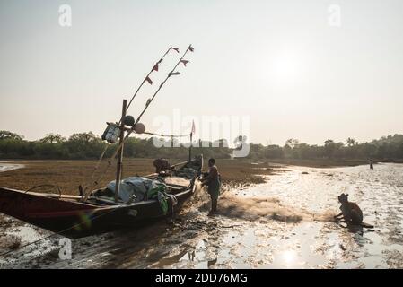 Fischer, die Fischerboote und Netze bei Sonnenuntergang am Tizit Beach, Dawei Peninsula, Tanintharyi Region, Myanmar (Burma) vorbereiten Stockfoto