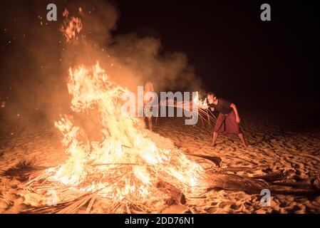 Party um ein Feuer am Paradise Beach (Sar Sar Aw Beach) in der Nacht, Dawei Halbinsel, Myanmar (Burma) Stockfoto