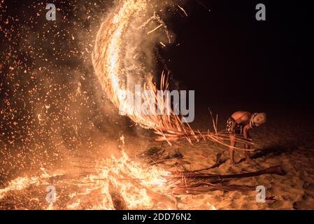 Party um ein Feuer am Paradise Beach (Sar Sar Aw Beach) in der Nacht, Dawei Halbinsel, Myanmar (Burma) Stockfoto