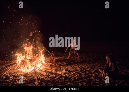 Party um ein Feuer am Paradise Beach (Sar Sar Aw Beach) in der Nacht, Dawei Halbinsel, Myanmar (Burma) Stockfoto