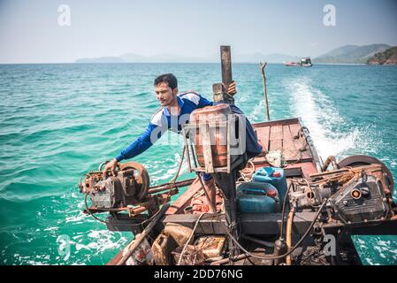 Ein Boot zwischen den Stränden der Dawei Halbinsel, Tanintharyi Region, Myanmar (Burma) Stockfoto