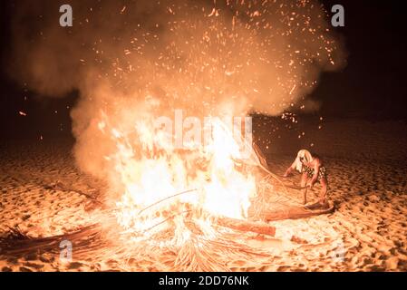 Party um ein Feuer am Paradise Beach (Sar Sar Aw Beach) in der Nacht, Dawei Halbinsel, Myanmar (Burma) Stockfoto