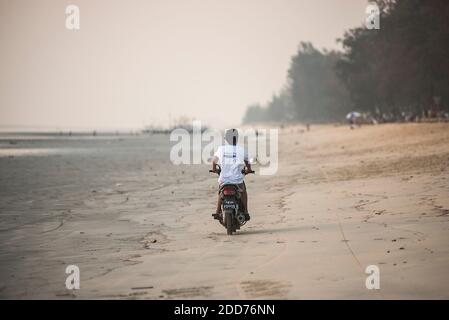 Motorrad am Maungmagan Beach bei Sonnenuntergang, Dawei, Tanintharyi Region, Myanmar (Burma) Stockfoto