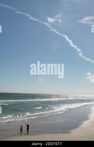 KEIN FILM, KEIN VIDEO, KEIN TV, KEIN DOKUMENTARFILM - der Contrail ist noch hoch über Daytona Beach, FL, USA, am Dienstag, 23. Oktober 2007 zu sehen. Foto von Barbara V. Perez/Orlando Sentinel/MCT/ABACAPRESS.COM Stockfoto