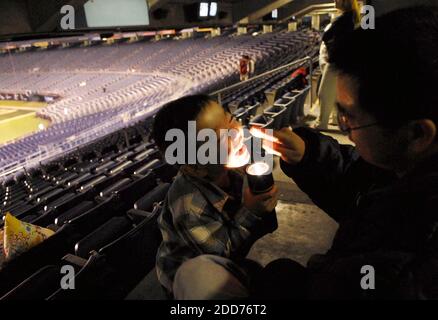 KEIN FILM, KEIN VIDEO, KEIN TV, KEIN DOKUMENTARFILM - Fuxue Jin, rechts, stochzt seinem Sohn Andrew Jin, 5, während er mit ihm spielte, bevor er im Qualcomm Stadium in San Diego, Kalifornien, USA, am 23. Oktober 2007 schlief. Das Stadion dient als Evakuierungszentrum vor den massiven Waldbränden, die weiterhin durch Südkalifornien reißen. Foto von Autumn Cruz/Sacramento Bee/MCT/ABACAPRESS.COM Stockfoto