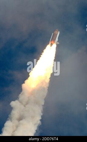 KEIN FILM, KEIN VIDEO, KEIN TV, KEINE DOKUMENTATION - das Space Shuttle Discovery startet am Dienstag, den 23. Oktober 2007, aus dem Kennedy Space Center in Daytona Beach, FL, USA, zur Mission STS 120. Foto von W. Green/Orlando Sentinel/MCT/ABACAPRESS.COM Stockfoto