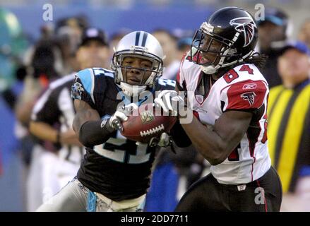 KEIN FILM, KEIN VIDEO, KEIN Fernsehen, KEIN DOKUMENTARFILM - die Carolina Panthers Ken Lucas (21) bricht einen langen Pass für Atlanta Falcons Empfänger Roddy White (84) im vierten Quartal. Die Falcons besiegten die Panthers, 20-13, im Bank of America Stadium in Charlotte, NC, USA am 11. November 2007. Foto von David T. Foster III/Charlotte Observer/MCT/Cameleon/ABACARESS.COM Stockfoto