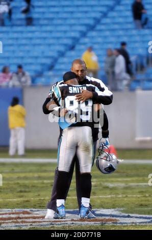 KEIN FILM, KEIN VIDEO, KEIN Fernsehen, KEIN DOKUMENTARFILM - die Carolina Panthers Ken Lucas (21) bricht einen langen Pass für Atlanta Falcons Empfänger Roddy White (84) im vierten Quartal. Die Falcons besiegten die Panthers, 20-13, im Bank of America Stadium in Charlotte, NC, USA am 11. November 2007. Foto von David T. Foster III/Charlotte Observer/MCT/Cameleon/ABACARESS.COM Stockfoto