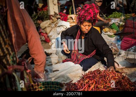 Marktstand im Besitz des Pa-O Stammes, Ywama Markt, Inle See, Shan Staat, Myanmar (Burma) Stockfoto