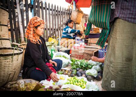 Marktstand im Besitz des Pa-O Stammes, Ywama Markt, Inle See, Shan Staat, Myanmar (Burma) Stockfoto