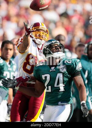 KEIN FILM, KEIN VIDEO, KEIN TV, KEINE DOKUMENTATION - Philadelphia Eagles' Eckpfeiler Sheldon Brown deckt Redskins-Breitempfänger Keenan McCardell ab, der den Pass nicht abschließen wird, als die Philadelphia Eagles am 11. November 2007 auf dem FedEx Field in Landover, MD, UA, den Washington Redskins gegenüberstanden. Foto von Harry E. Walker/MCT/ABACAPRESS.COM Stockfoto