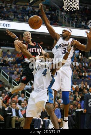 KEIN FILM, KEIN VIDEO, KEIN Fernsehen, KEINE DOKUMENTATION - die Portland Trail Blazers Steve Blake (2) spielt am 17. November 2007 im Verizon Center in Washington, DC, USA, am Ball um die Washington Wizards Antawn Jamison (4) und Brendan Haywood (33). Washington besiegte Portland 109-90. Foto von Harry E. Walker/MCT/ABACAPRESS.COM Stockfoto