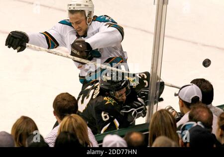 KEIN FILM, KEIN VIDEO, KEIN Fernsehen, KEINE DOKUMENTATION - Kyle McLaren von San Jose Sharks schlägt Mike Ribeiro von Dallas Stars in der zweiten Periode im American Airlines Center in Dallas, TX, USA, am 14. November 2007 in die Boards. Dallas gewann 4:3. Foto von Sharon M. Steinman/Fort Worth Star-Telegram/MCT/Cameleon/ABACAPRESS.COM Stockfoto