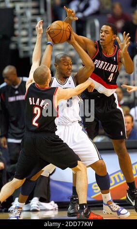 KEIN FILM, KEIN VIDEO, KEIN Fernsehen, KEIN DOKUMENTARFILM - Washington Wizards Caron Bulter (3) wird von den Portland Trail Blazers Steve Blake (2), Left und Channing Frye (44) während ihres Spiels verteidigt, das am 17. November 2007 im Verizon Center in Washington, DC, USA gespielt wurde. Washington besiegte Portland 109-90. Foto von Harry E. Walker/MCT/ABACAPRESS.COM Stockfoto