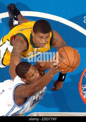 KEIN FILM, KEIN VIDEO, KEIN Fernsehen, KEINE DOKUMENTATION - Orlando Magic Forward Trevor Ariza fährt in den Korb vorbei an Seattle SuperSonics Wache Earl Watson während des Magic's 103-76 Sieg in der Amway Arena in Orlando, FL, USA am 13. November 2007. Foto von Gary W. Green/Orlando Sentinel/MCT/Cameleon/ABACAPRESS.COM Stockfoto