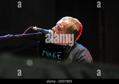 Chris Martin Sänger von Coldplay beim V2003 Virgin Festival, Hylands Park, Chelmsford, Essex, England. Stockfoto