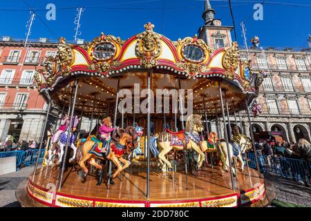 Kinder in Karussells mit Pferden, Plaza Mayor, Weihnachtsmarkt, Madrid, Spanien Stockfoto