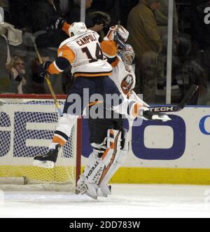 KEIN FILM, KEIN VIDEO, KEIN Fernsehen, KEIN DOKUMENTARFILM - Chris Campoli von New York Islanders und Torwart Rick DiPietro springen sich gegenseitig hoch, nachdem sie am 19. November 2007 die New York Rangers im Madison Square Garden in New York City, NY, USA besiegt haben. Die Islanders besiegten die Rangers, 2-1. Foto von David L. Pokress/MCT/ABACAPRESS.COM Stockfoto