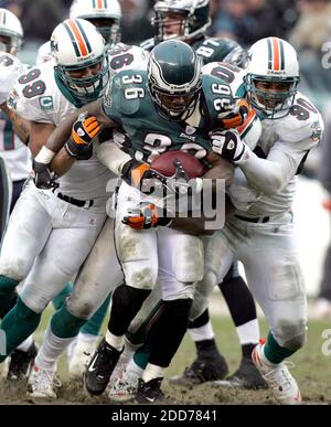 KEIN FILM, KEIN VIDEO, KEIN Fernsehen, KEINE DOKUMENTATION - Philadelphia Eagles läuft zurück Brian Westbrook gewinnt einen ersten Rückschlag, bevor er von Miami Dolphin Defensive End Jason Taylor und Defensive Tackle Rodrique Wright (rechts) während der Aktion im dritten Quartal auf dem Lincoln Financial Field in Philadelphia, PA, USA am 18. November angegangen wird, 2007. Die Adler besiegten die Delfine 17-7. Foto von Barbara Johnston/Philadelphia Inquirer/MCT/Cameleon/ABACAPRESS.COM Stockfoto