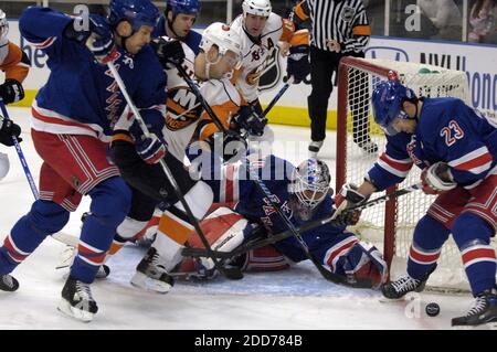 KEIN FILM, KEIN VIDEO, KEIN Fernsehen, KEINE DOKUMENTATION - New York Rangers Goalie Henrik Lundqvist greift nach dem Puck als New York Islanders und Rangers Spieler kriechen für sie während der ersten Periode Aktion der NHL Hockey Aktion im Madison Square Garden in New York City, NY, USA am 19. November, 2007. Die Islanders besiegten die Rangers, 2-1. Foto von David L. Pokress/MCT/ABACAPRESS.COM Stockfoto