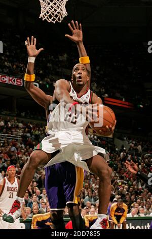 KEIN FILM, KEIN VIDEO, KEIN Fernsehen, KEIN DOKUMENTARFILM - Michael REDD von Milwaukee Bucks treibt am 21. November 2007 im Bradley Center in Milwaukee, WI, USA, die Mitte für eine Partitur gegen die Los Angeles Lakers an. Milwaukee Bucks gewann 110-103. Foto von Rick Wood/Milwaukee Journal Sentinel/MCT/Cameleon/ABACAPRESS.COM Stockfoto