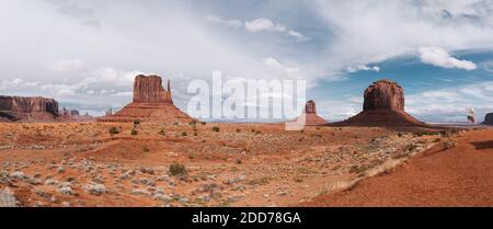 Panoramablick auf Monument Valley mit amerikanischer Flagge Stockfoto