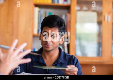 Junger Mann Student lernen, in einem Raum mit zu löten Lehrer Stockfoto