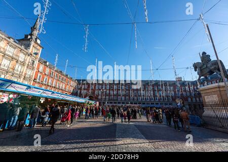 Reiterstatue Philip III, Plaza Mayor, Weihnachtsmarkt, Madrid, Spanien Stockfoto