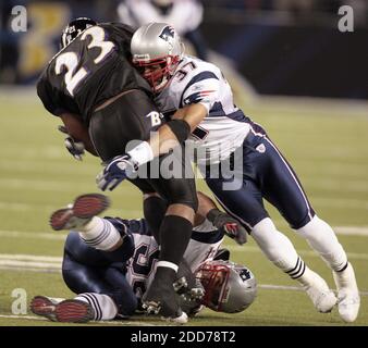 KEIN FILM, KEIN VIDEO, KEIN TV, KEIN DOKUMENTARFILM - Rodney Harrison (37) und Tedy Bruschi (54) der New England Patriots bekämpfen die Willis McGahee (23) der Baltimore Ravens in der ersten Hälfte ihres Spiels im M&T Bank Stadium in Baltimore, MD, USA am 3. Dezember 2007. Die Patriots gewannen 27-24. Foto von George Bridges/MCT/Cameleon/ABACAPRESS.COM Stockfoto