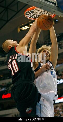 KEIN FILM, KEIN VIDEO, KEIN Fernsehen, KEIN DOKUMENTARFILM - die Portland Trail Blazers Joel Przybilla (10) verteidigt, wie der Dallas Mavericks' Dirk Nowitzki (41) am 30. November 2007 im American Airlines Center in Dallas, TX, USA, den Ball im dritten Viertel versunken hat. Mavericks gewann 91-80. Foto von Sharon M. Steinman/Fort Worth Star-Telegram/MCT/Cameleon/ABACAPRESS.COM Stockfoto