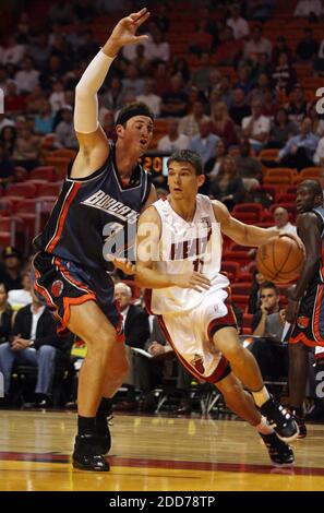 KEIN FILM, KEIN VIDEO, KEIN Fernsehen, KEIN DOKUMENTARFILM - Chris Quinn von Miami Heat fährt am 27. November 2007 in der American Airlines Arena in Miami, FL, USA, gegen Charlotte Bobcats Primoz Brezec in den Korb. Miami gewann 110-90. Foto von Jeffrey M. Boan/El Nuevo Herald/MCT/Cameleon/ABACAPRESS.COM Stockfoto