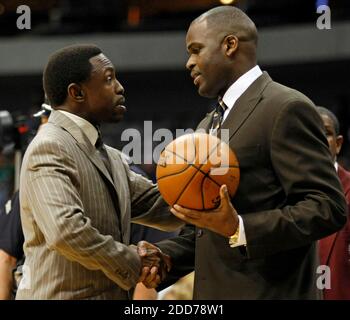 KEIN FILM, KEIN VIDEO, KEIN TV, KEINE DOKUMENTATION - Dallas Mavericks Cheftrainer Avery Johnson (links) begrüßt Portland Trail Blazers Cheftrainer Nate McMillan vor dem Start des Spiels am 30. November 2007 im American Airlines Center in Dallas, TX, USA. Mavericks gewann 91-80. Foto von Sharon M. Steinman/Fort Worth Star-Telegram/MCT/Cameleon/ABACAPRESS.COM Stockfoto