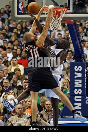 KEIN FILM, KEIN VIDEO, KEIN TV, KEIN DOKUMENTARFILM - Joel Przybilla (10) von Portland Trail Blazers verpasst einen Funken, als Dallas Mavericks Verteidiger DeSagana Diop am 30. November 2007 im American Airlines Center in Dallas, TX, USA, den Ball wegschlägt. Mavericks gewann 91-80. Foto von Sharon M. Steinman/Fort Worth Star-Telegram/MCT/Cameleon/ABACAPRESS.COM Stockfoto