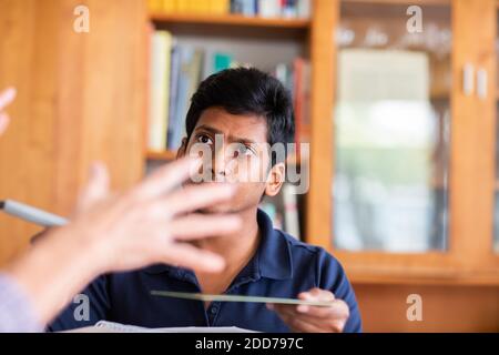 Junger Mann Student lernen, in einem Raum mit zu löten Lehrer Stockfoto