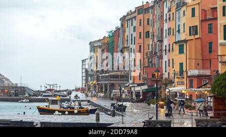 Porto Venere, Italien - 1. Februar 2018: Bunte Häuser am Wasser in Porto Venere, Italien. Stockfoto