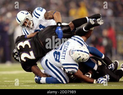 KEIN FILM, KEIN VIDEO, KEIN TV, KEIN DOKUMENTARFILM - Willis McGahee (23) von den Indianapolis Colts' Bob Sanders (21) und Gary Brackett (58) wird in der ersten Hälfte ihres Spiels am 9. Dezember 2007 in Baltimore, MD, USA, eingewickelt. Foto von George Bridges/MCT/Cameleon/ABACAPRESS.COM Stockfoto