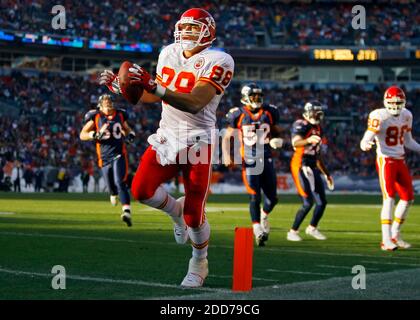 KEIN FILM, KEIN VIDEO, KEIN TV, KEINE DOKUMENTATION - Kansas City Chiefs knappes Ende Tony Gonzalez kippte im ersten Viertel auf einem 15-Yard-Touchdown-Pass gegen die Denver Broncos im Invesco Field im Mile High Stadium in Denver, CO, USA am 9. Dezember 2007 in die Endzone. Die Broncos besiegten die Chiefs, 41-7. Foto von David Eulitt/MCT/Cameleon/ABACAPRESS.COM Stockfoto