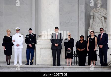 Die Familie des US-Senators John McCain (R-AZ) wartet auf die Schatulle, als sie am US-Kapitol in Washington, DC, am 31. August 2018 ankommt, bevor sie in der Kapitol-Rotunde in Ehren liegt. Foto von Olivier Douliery/ Abaca Press Stockfoto