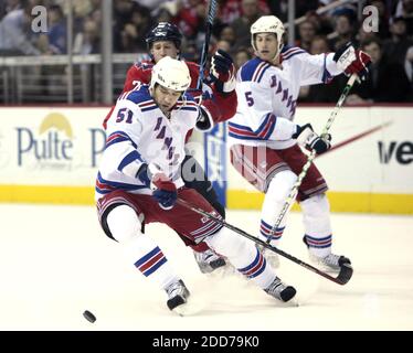 KEIN FILM, KEIN VIDEO, KEIN TV, KEINE DOKUMENTATION - New York Rangers Verteidiger Fedor Tyutin geht nach dem Puck beim Abfillen der Washington Capitals' Brooks Laich (21) in der ersten Periode im Verizon Center in Washington, DC, USA am 12. Dezember 2007. Foto von George Bridges/MCT/Cameleon/ABACAPRESS.COM Stockfoto