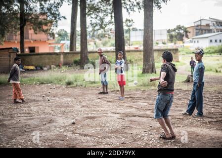 Kinder spielen Petanque aka Boule, Ambatolampy in den zentralen Highlands von Madagaskar Stockfoto