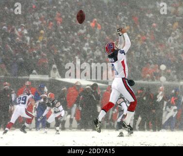 KEIN FILM, KEIN VIDEO, KEIN TV, KEIN DOKUMENTARFILM - Buffalo Bills Punter Brian Moorman hat einen Schnappschuß über den Kopf im zweiten Viertel gegen die Cleveland Browns im Cleveland Browns Stadion in Cleveland, OH, USA am 16. Dezember 2007. The Browns gewann 8-0 Photo by Bob DeMay/MCT/Akron Beacon Journal/Cameleon/ABACAPRESS.COM Stockfoto