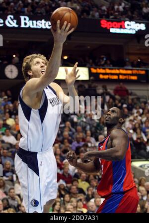 KEIN FILM, KEIN VIDEO, KEIN Fernsehen, KEIN DOKUMENTARFILM - Dirk Nowitzki von Dallas Mavericks (links) macht eine Aufnahme, als Tim Thomas von Los Angeles Clippers (2) am 21. Dezember 2007 im zweiten Quartal bei der American Airlines in Dallas, TX, USA, verteidigt. Dallas Mavericks gewann 102-89. Foto von Sharon M. Steinman/Fort Worth Star-Telegram/MCT/Cameleon/ABACAPRESS.COM Stockfoto
