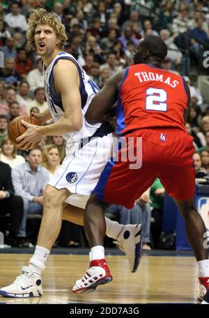 KEIN FILM, KEIN VIDEO, KEIN Fernsehen, KEIN DOKUMENTARFILM - Dirk Nowitzki von Dallas Mavericks (links) arbeitet sich am 21. Dezember 2007 im ersten Quartal bei der American Airlines in Dallas, TX, USA, um den Los Angeles Clippers-Verteidiger Tim Thomas herum. Dallas Mavericks gewann 102-89. Foto von Sharon M. Steinman/Fort Worth Star-Telegram/MCT/Cameleon/ABACAPRESS.COM Stockfoto