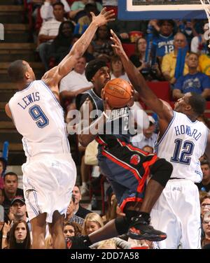 KEIN FILM, KEIN VIDEO, KEIN TV, KEIN DOKUMENTARFILM - Orlando Magic Forward Rashard Lewis (9) und Center Dwight Howard wachen Charlotte Bobcats Forward Gerald Wallace (3) in der Amway Arena in Orlando, FL, USA am 29. Dezember 2007. Orlando gewann 104-95. Foto von Gary W. Green/Orlando Sentinel/MCT/Cameleon/ABACAPRESS.COM Stockfoto