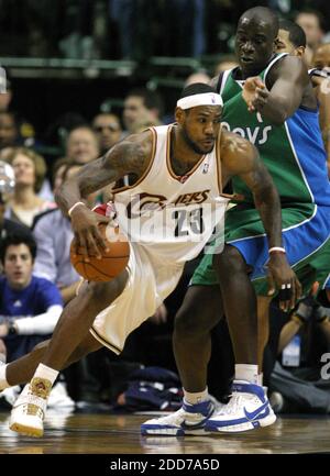 KEIN FILM, KEIN VIDEO, KEIN TV, KEIN DOKUMENTARFILM - Cleveland Cavaliers Stürmer Lebron James (23) fährt am 27. Dezember 2007 in den Korb gegen das Dallas Mavericks Center DeSagana Diop (7) im American Airlines Center in Dallas, TX, USA. Cleveland Cavaliers gewann 88-81. Foto von Tom Pennington/Fort Worth Star-Telegram/MCT/Cameleon/ABACAPRESS.COM Stockfoto