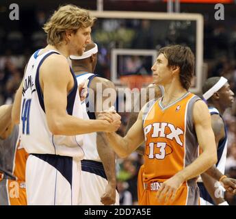 KEIN FILM, KEIN VIDEO, KEIN TV, KEIN DOKUMENTARFILM - Dirk Nowitzki von Dallas Mavericks (links) begrüßt den Wächter der Phoenix Suns Steve Nash vor dem Spiel am 19. Dezember 2007 im American Airlines Center in Dallas, TX, USA. Die Dallas Mavericks gewann 108-105. Foto von Sharon M. Steinman/Fort Worth Star-Telegram/MCT/Cameleon/ABACAPRESS.COM Stockfoto